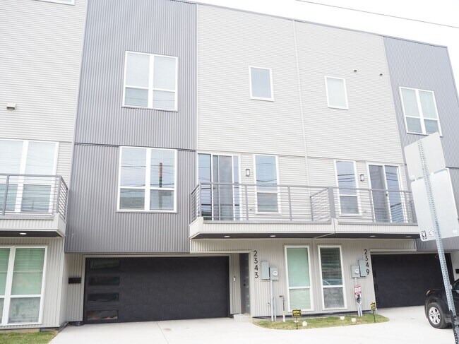 2349 N Carroll-