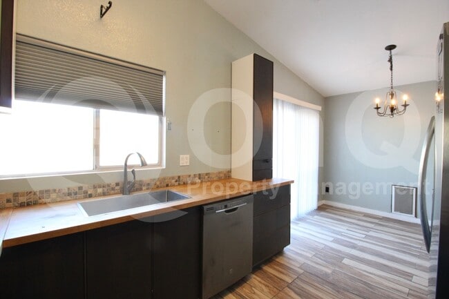 Photo - 726 W Bowker St