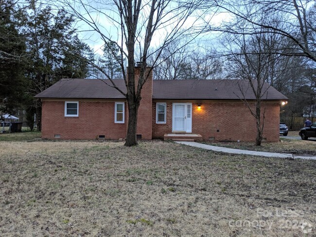 Building Photo - 632 Catawba Cir N Rental