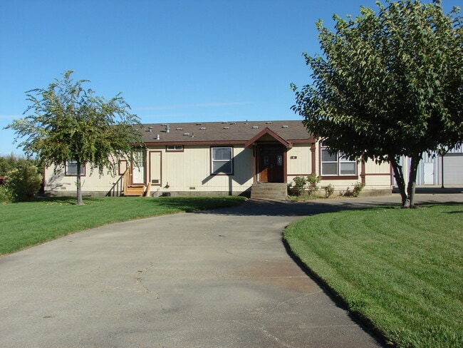 Building Photo - 4 Bedroom in Arboga! Available Now! Rental