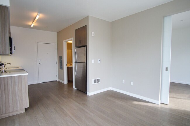 Building Photo - Fabulous Top Floor Sellwood 1-Bedroom with Condo-Grade Finishes! Unit 404