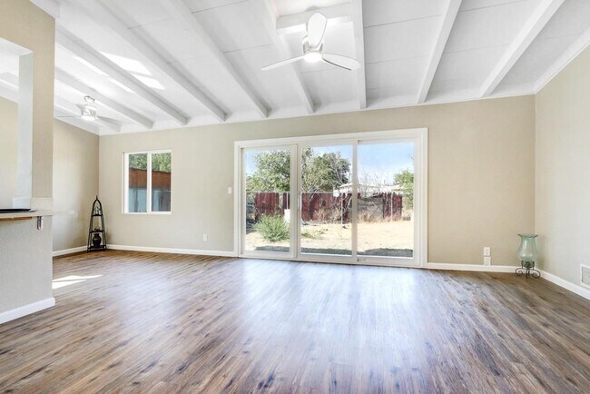 Photo - 713 W Ave H-10