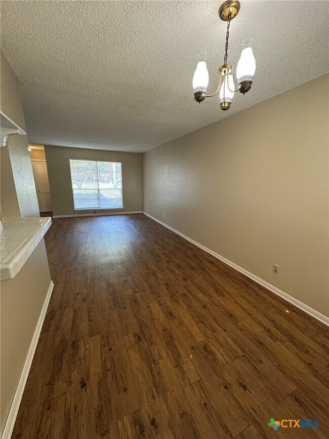 Photo - 813 Burges St