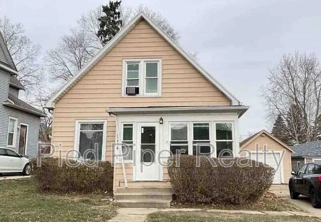 Building Photo - 514 E Garden St