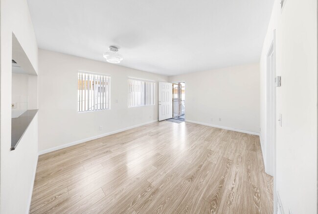 Photo - 10225 Fernglen Ave