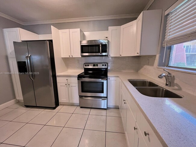 Building Photo - 13715 Kendale Lakes Cir Unit A-116