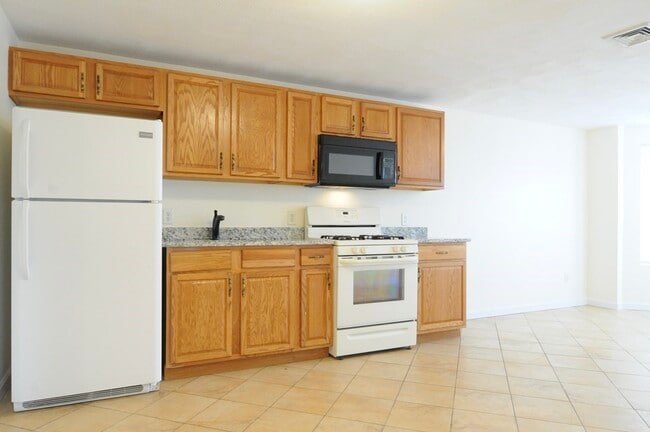 Building Photo - 195 Maverick St Unit 3