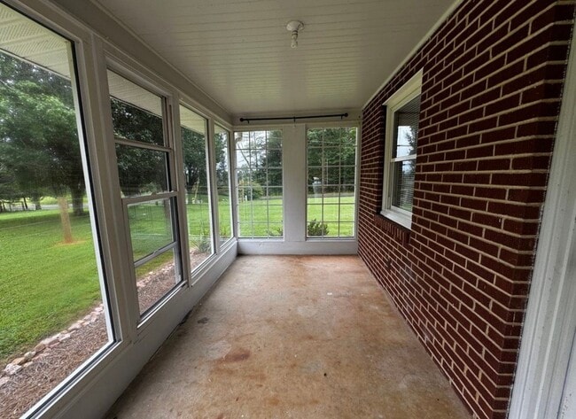 4011 Rolling Hill Dr