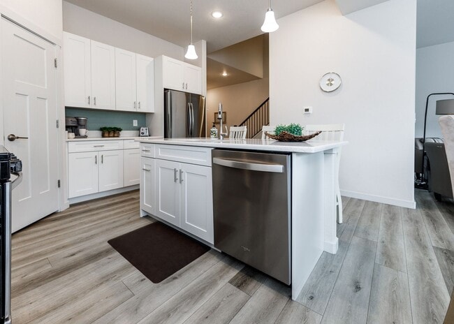 Building Photo - FULLY FURNISHED 3 Bed Luxury End Unit Townhome backs to Nature