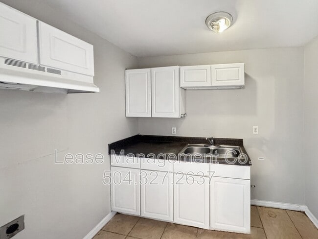 Building Photo - 864 Carmadelle St Rental