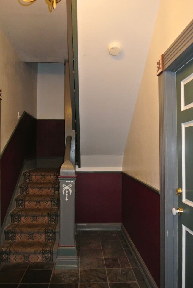 Photo - Beautiful Ground Level 1Bed/1Bath with Deck Close to Downtown Albany! Unit 1