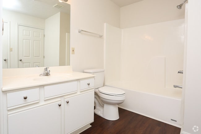 1 BR, 1 BA - 889SF - Bathroom