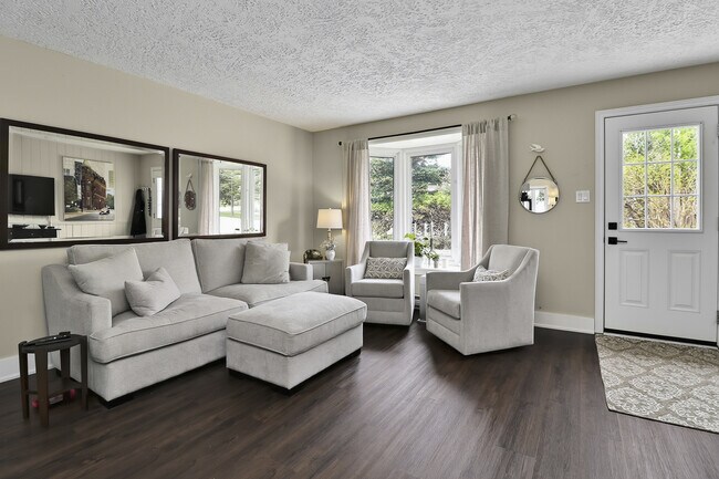 Photo - 139 Lakeshore Rd E