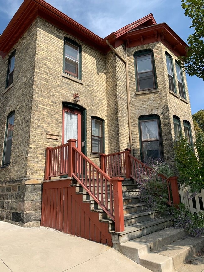 Building Photo - Adorable One Bedroom Upper in Heritage Hil... Unit 321 Cherry St SE