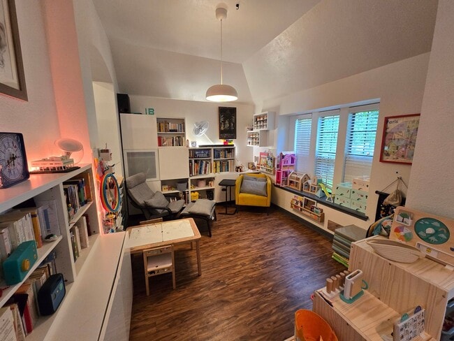Photo - College Station - 3 bedroom / 2 bath- 2 car garage - fenced in back yard home in Creek Meadows