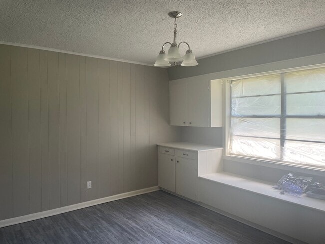 Photo - 3/2/2 SHISD Fenced Yard and Pet Friendly