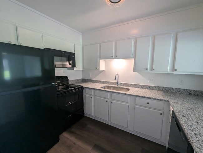 Photo - Newly Remodeled 2/1.5 Townhouse in Newport!