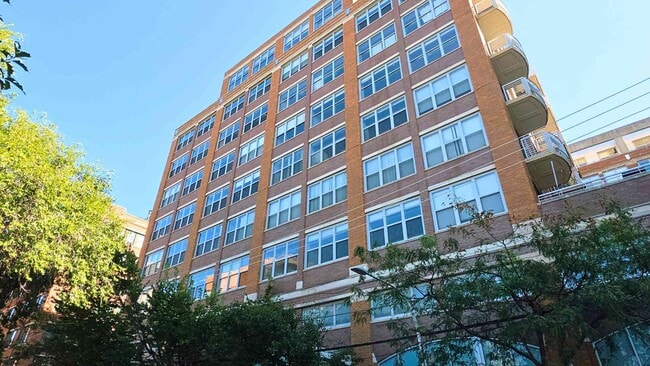 Building Photo - 933 W Van Buren St Unit 304