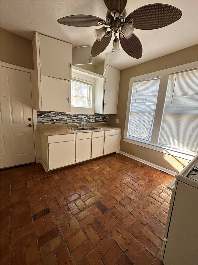 Photo - 1709 Biovu Dr