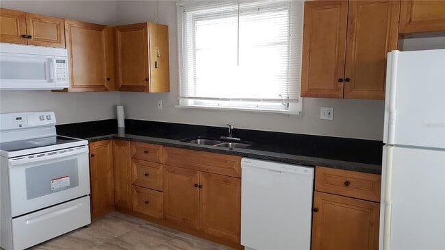 Photo - 411 Ave E SE