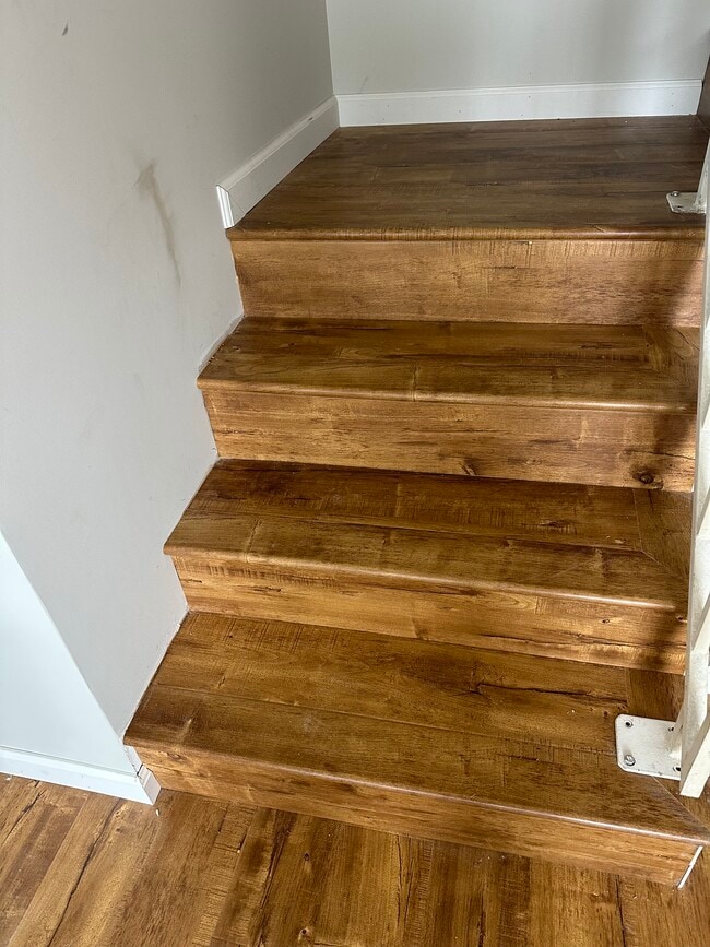 Staircase to bedrooms - 8725 Holmes Ave Unidad 8712  half
