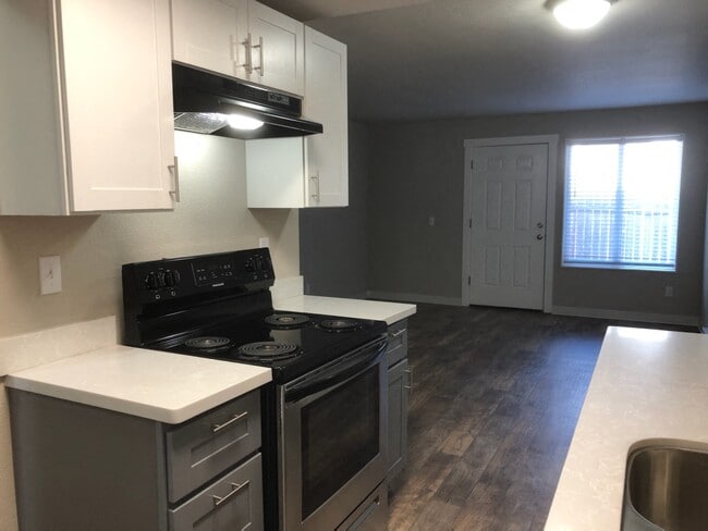 2 Bedroom Townhome - Bridgeport 9 Townhomes