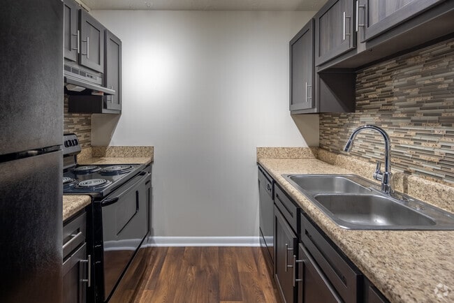 2BR, 1BA - 1,028SF - Kitchen - Candlewood Apartment Homes