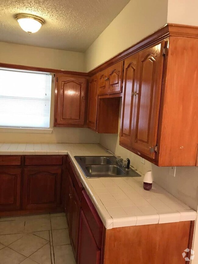 Building Photo - Nice 4 Bedroom Home