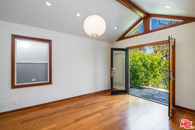 Photo - 445 Westmount Dr