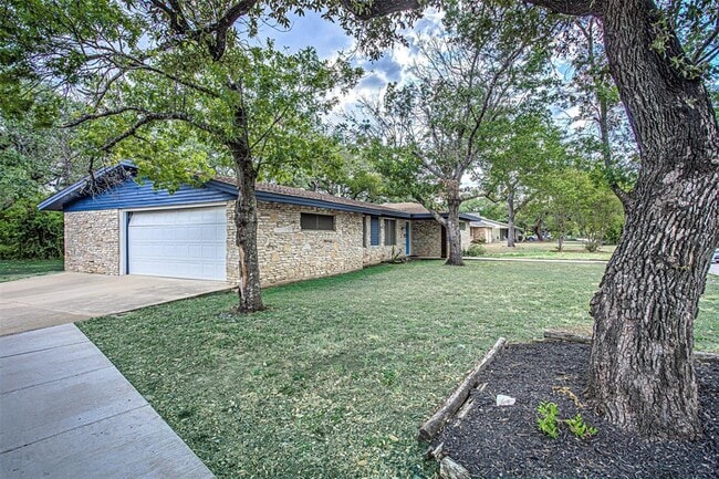 Photo - 2001 Oakglen Dr
