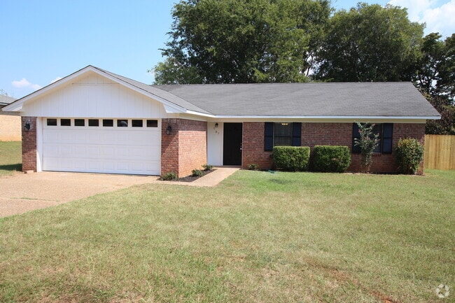 Building Photo - Coming Soon! 3 Bedroom 2 bathroom home in ...