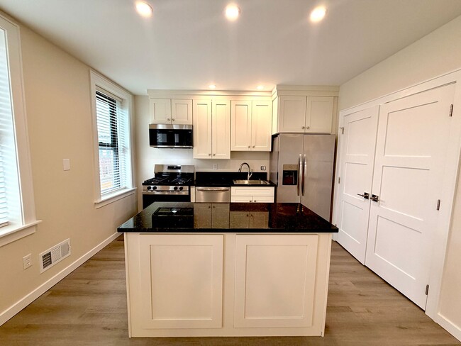 Building Photo - 4017 Butler St Unit 3rd Floor