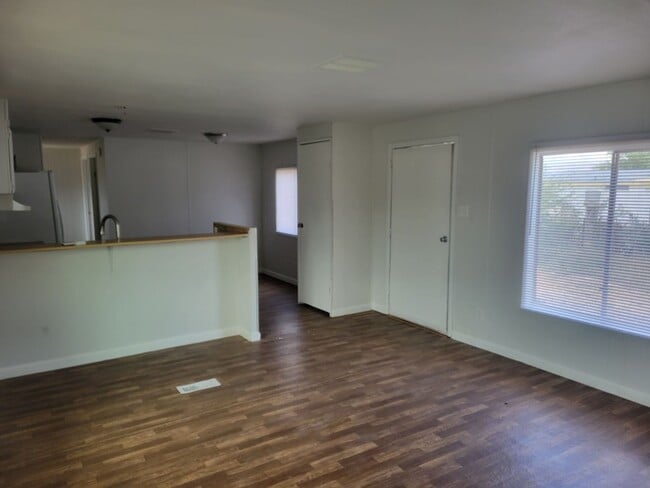 Building Photo - 3 Bed 2 Bath