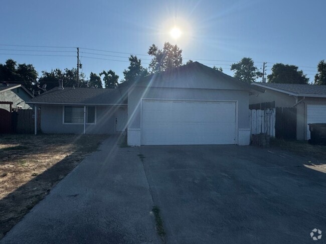 Building Photo - Great home in an established neighborhood