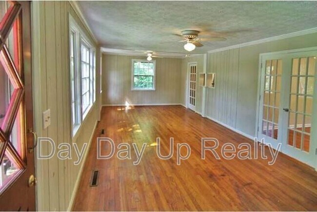 Photo - 2008 Shalimar Dr NE