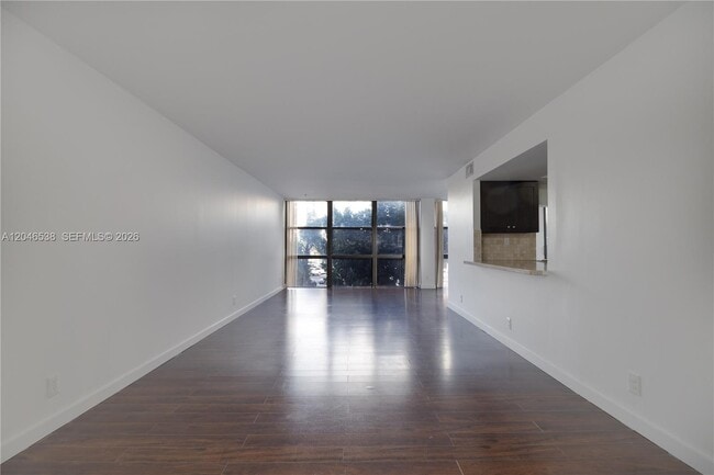 Photo - 1000 Parkview Dr Unit 302