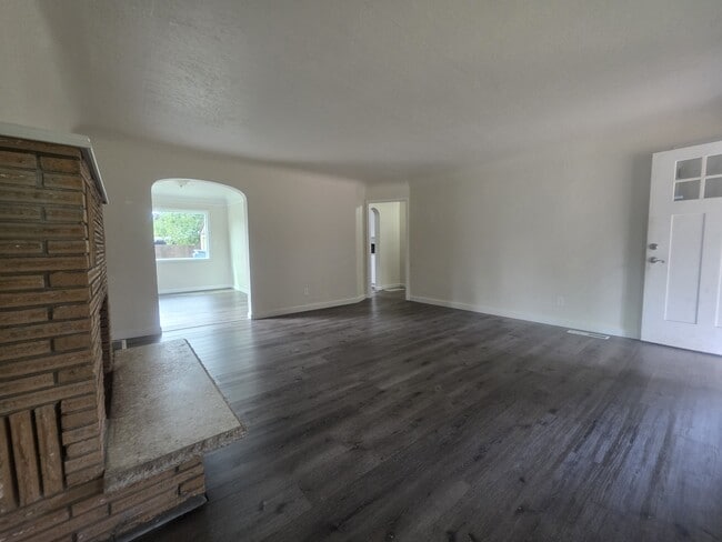 Photo - 640-MHH2640 South St NE