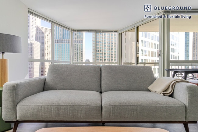 Photo - 1 E Delaware Pl Unidad SI FL8-ID1358