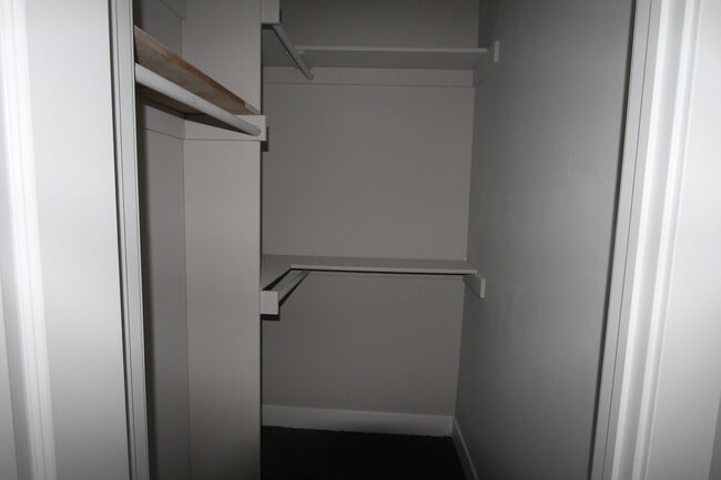 Building Photo - Classic.  Better than new! Super spacious ...