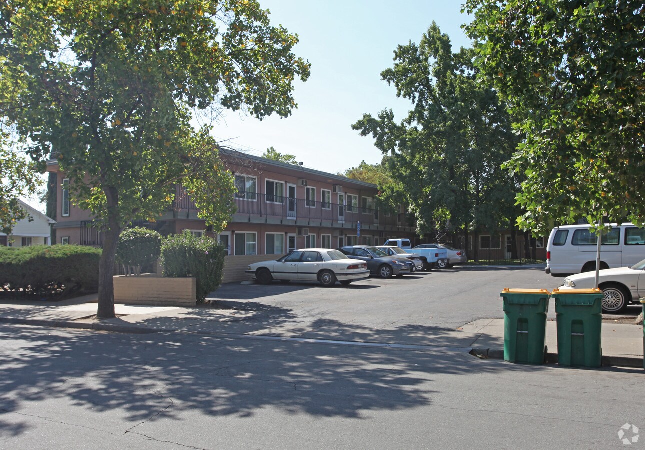 Photo - 310 W Poplar St Apartments