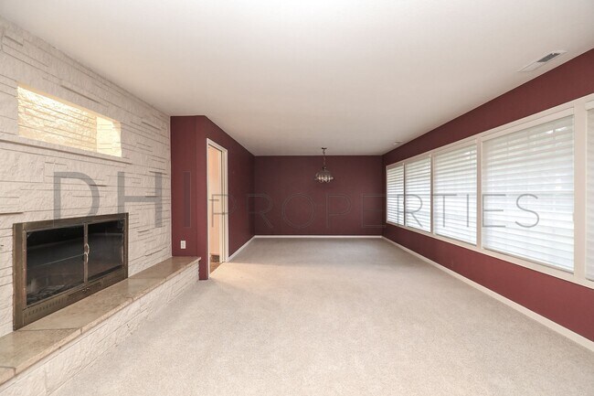 Photo - SPACIOUS MIDCENTURY HOME IN LONGVIEW'S CASCADE WAY NEIGHBORHOOD FOR RENT