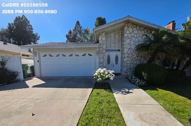 Building Photo - Irvine 3 Bedroom Home With Pool