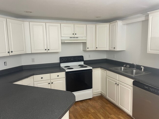 Photo - 399 James St Unidad 383