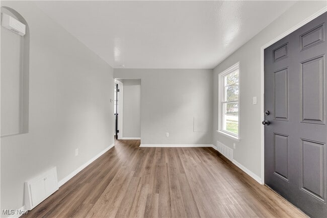 Photo - 441 E 250th St