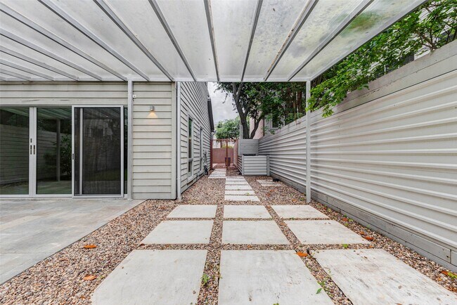 1222 Marconi St
