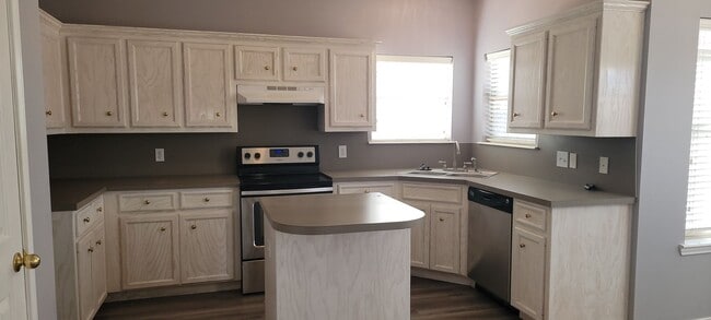 Photo - Spacious 4/2/2 on a Corner Lot