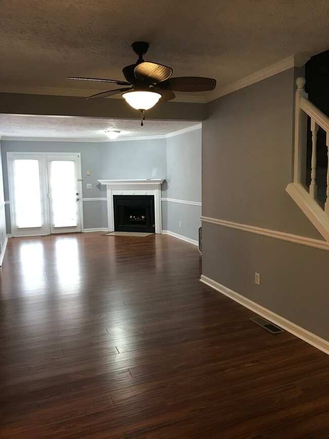 Living/Family Room w/Fireplace - 5416 Park Pl S