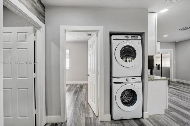Photo - 2238 Thomas St