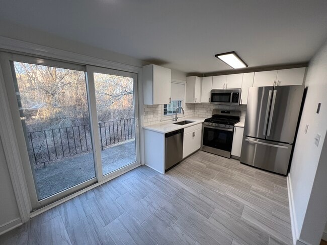 Building Photo - 80 Pond St