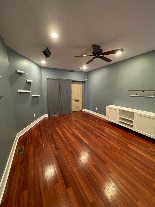 Photo - Modern Bi-Level 1st Fl. 2 Bed, 2 Bath Nor...
